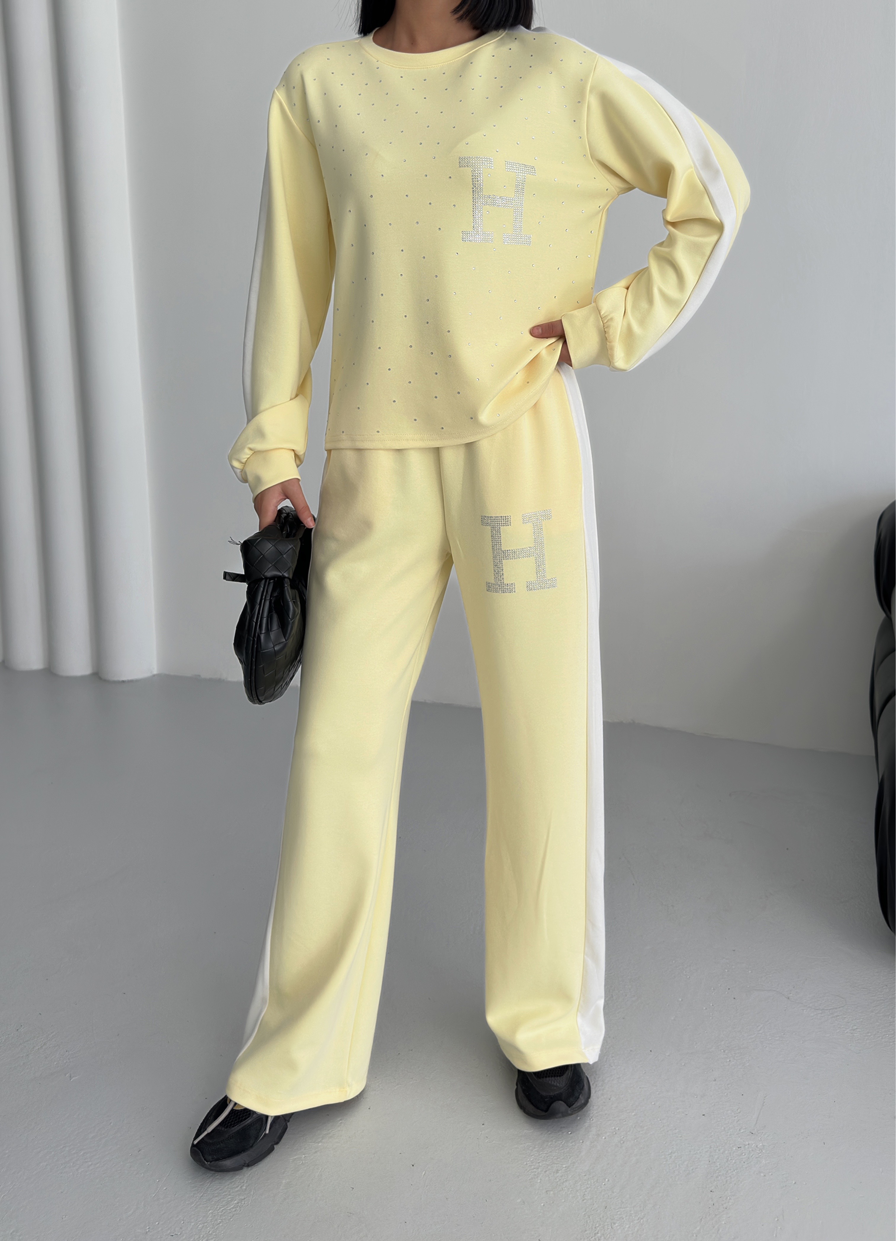 Taş Detaylı Sarı Eşofman Takımı – Şerit Kollu Rahat Kesim ek resim