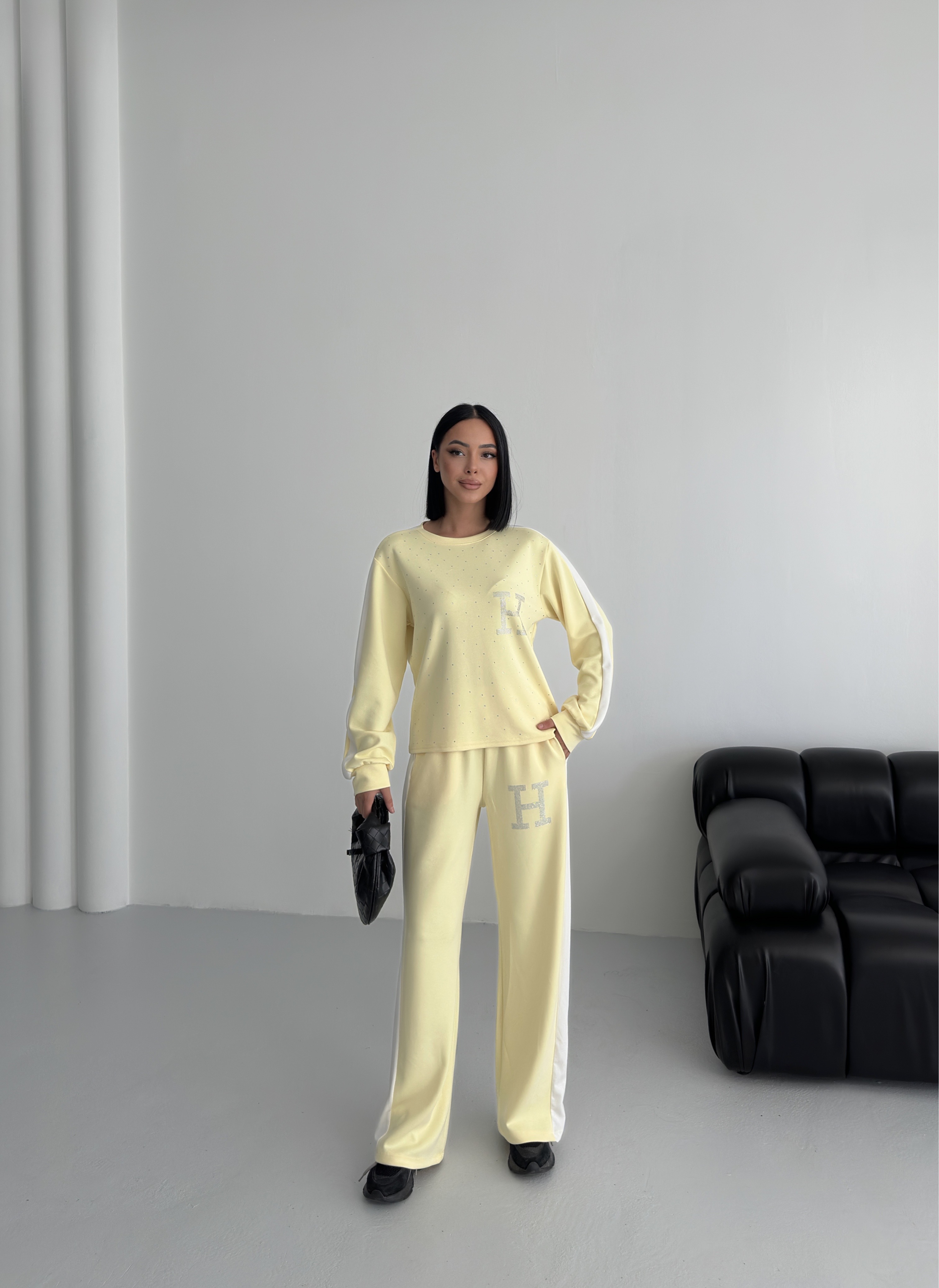Taş Detaylı Sarı Eşofman Takımı – Şerit Kollu Rahat Kesim ek resim